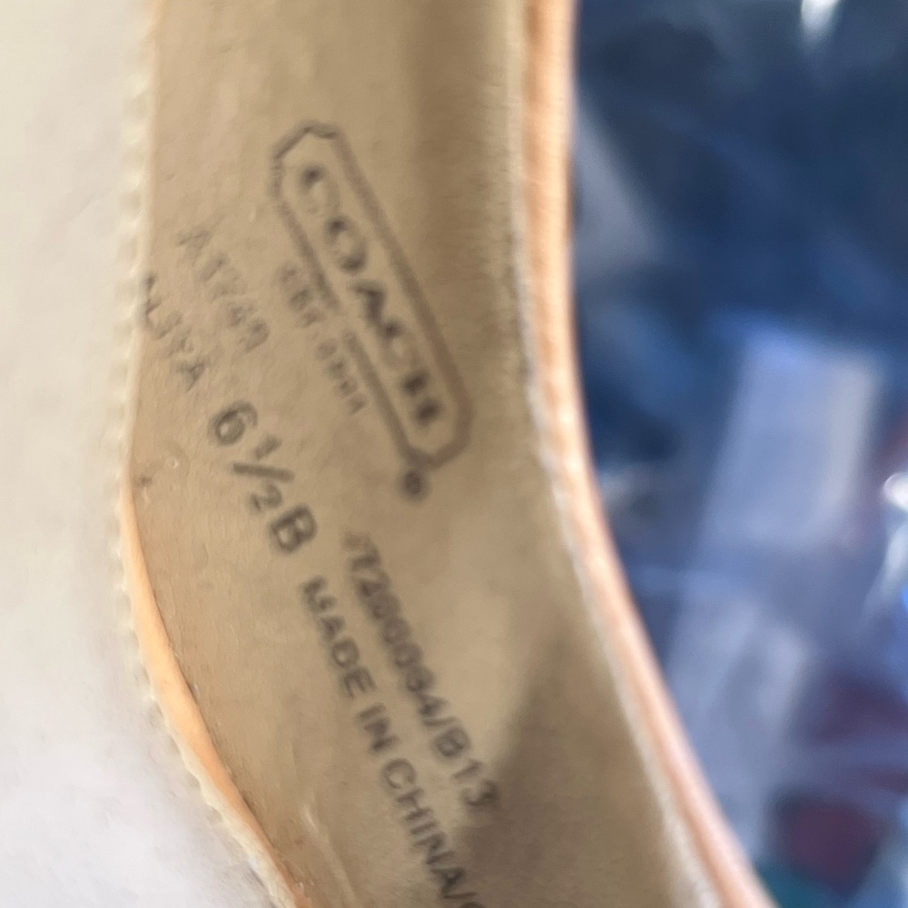 Ladies leather Coach 4 inch beige peep toe pumps w gold logo buckle - Picture 6 of 12